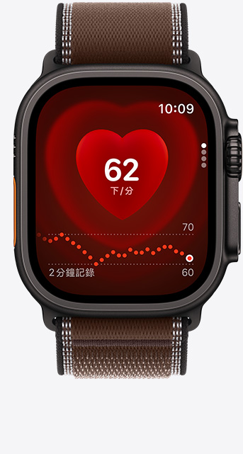Apple Watch Ultra 4，展示黑色鈦金屬錶殼，搭配深土棕色 (棕色系) 越野錶環，螢幕顯示心率 app 的目前每分鐘心跳數畫面