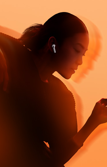 Osoba koja nosi slušalice AirPods 4.