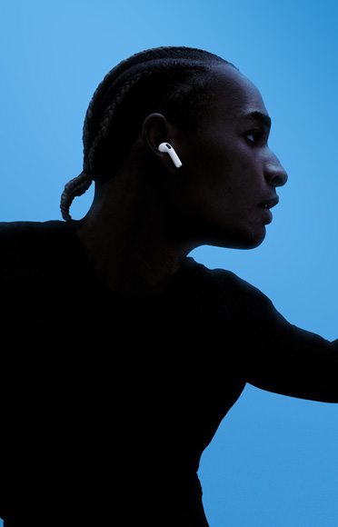Osoba koja nosi slušalice AirPods 4.