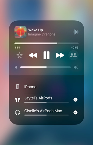 Snimka zaslona pjesme na Apple Musicu koja svira na dva različita kompleta slušalica AirPods.