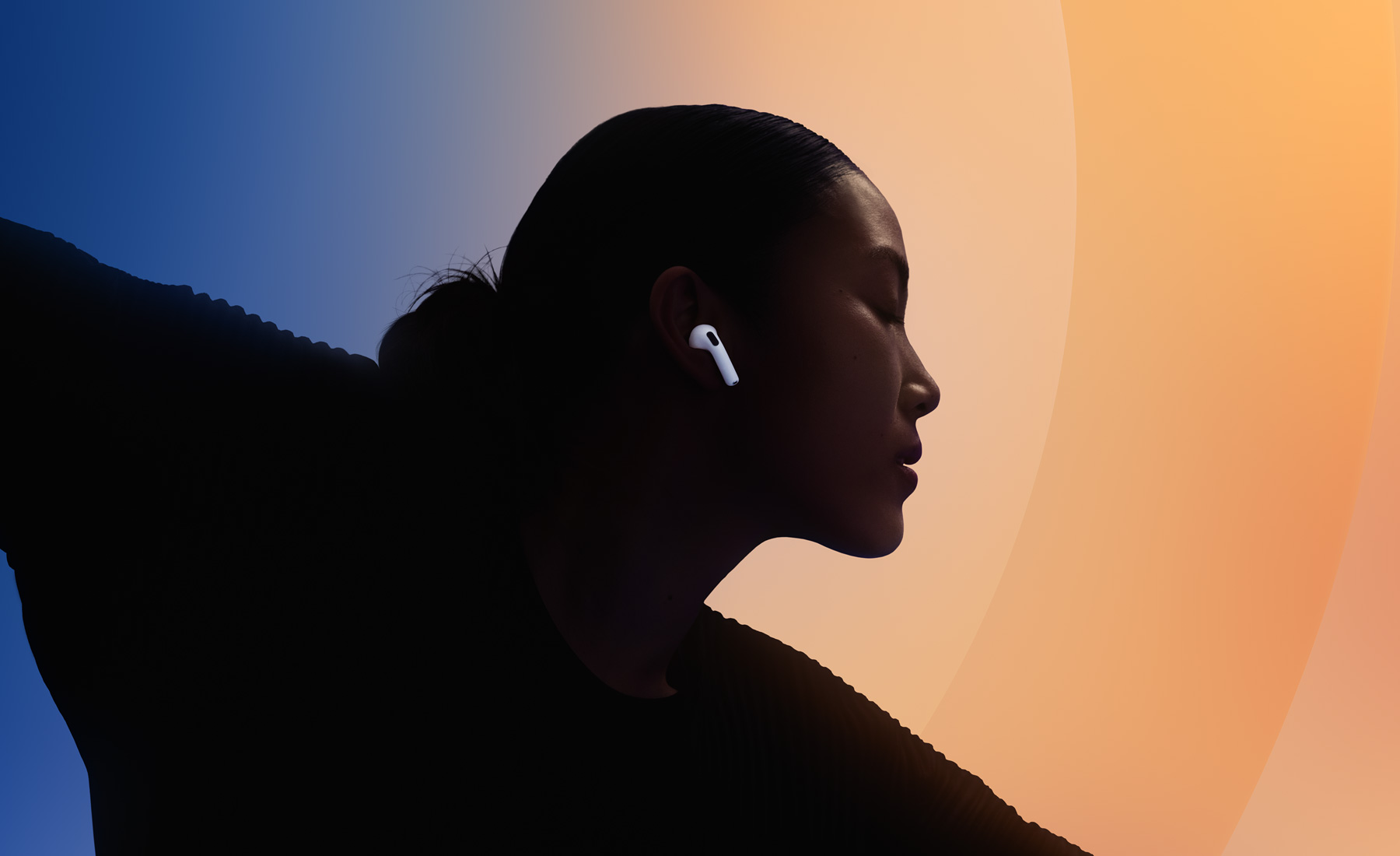 Osoba koja pleše dok nosi AirPods 4.