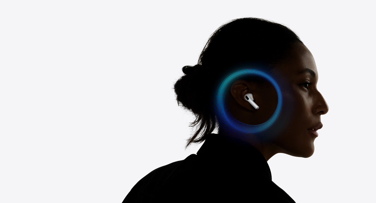 Osoba koja nosi AirPods Pro 3 s prikazom zvučnih valova oko uha