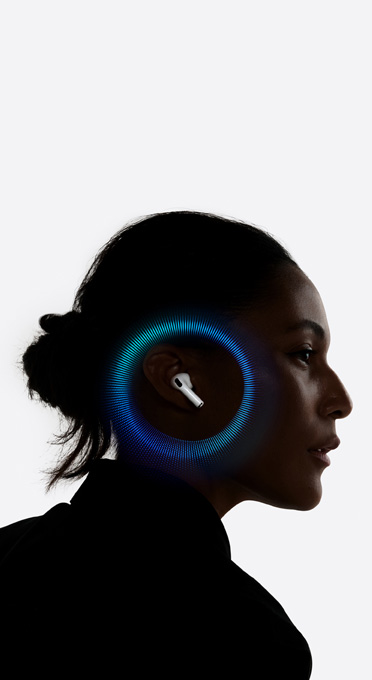 O persoană purtând AirPods Pro 3 cu unde sonore în jurul urechii