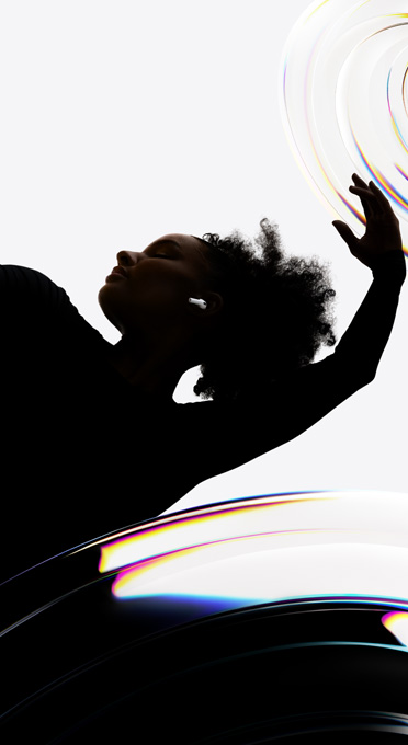 AirPods Pro 3 introduse în urechea unui dansator care se bucură de o experiență de ascultare hands-free