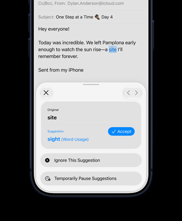 iPhone 17, Biru Pekat, layar menampilkan Siri AI yang memeriksa ejaan dan tata bahasa email di aplikasi Mail