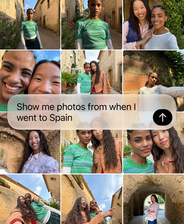 Layar yang menampilkan permintaan untuk Siri AI agar menampilkan foto liburan terbaru, teks permintaan menimpa grid foto