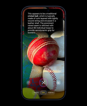 iPhone 17 Pro, Biru Pekat, menampilkan mode Siri di aplikasi Kamera dengan foto bola kriket dan respons Siri AI yang berbagi informasi mendetail tentang bola kriket.