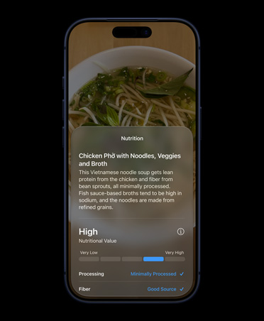 iPhone 17 Pro, Biru Pekat, layar depan, menampilkan mode Siri di antarmuka Kamera, menunjukkan fakta nutrisi tentang makanan yang diidentifikasi dengan Kecerdasan Visual, layar menampilkan informasi mendetail tentang phở ayam, termasuk bahan-bahan umum dan informasi nutrisi