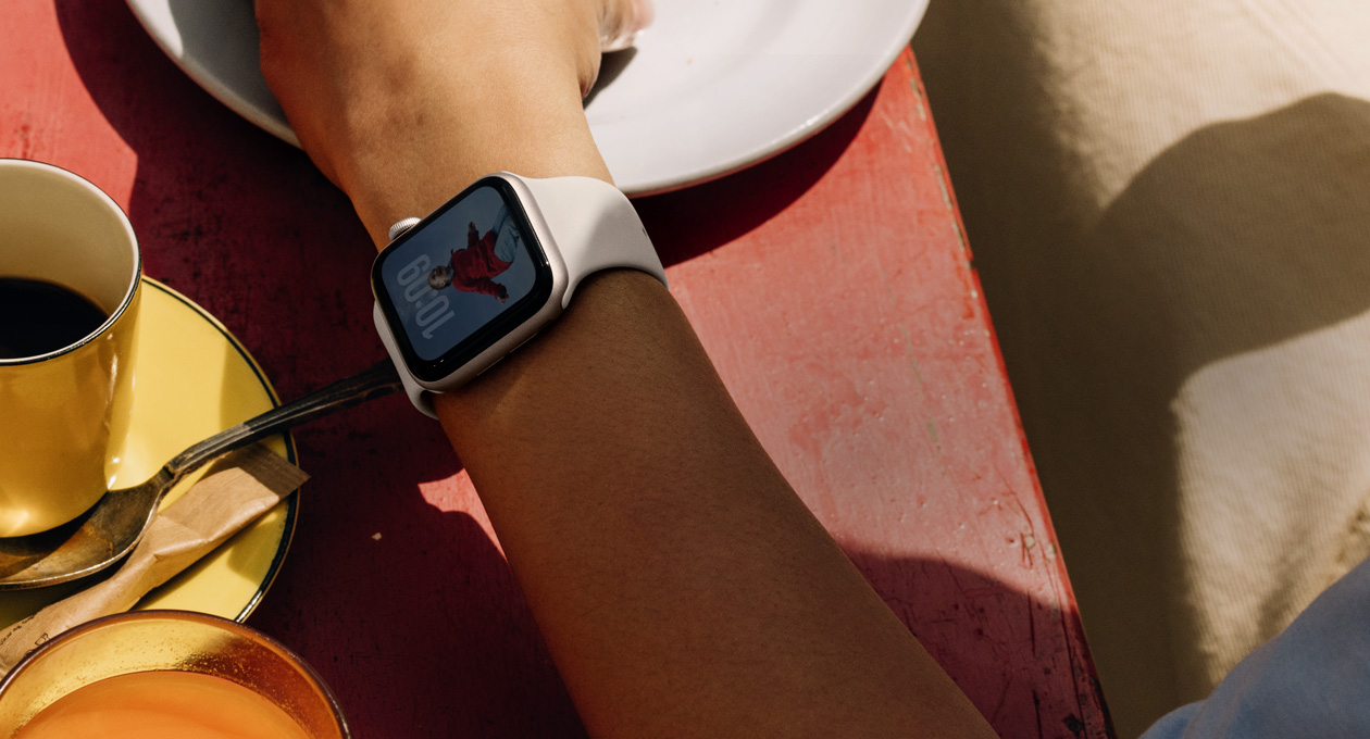 Apple Watch SE 3, κάσα από αλουμίνιο, χρώμα αστροφεγγιά, οθόνη Always-On, πρόσοψη ρολογιού με φωτογραφίες, λουράκι Sport Band, χρώμα λευκό του άστρου