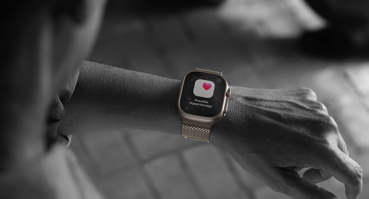 Човек проверява сигнал за хипертония от приложението Здраве на Apple Watch Ultra 3