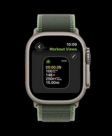 Apple Watch Ultra 3, warna alami, casing titanium, Tampilan Olahraga, tali jam, Loop Trail biru/biru cerah