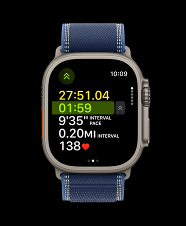 Apple Watch Ultra 3, warna alami, casing titanium, metrik olahraga Berlari di Luar canggih, tali jam, Loop Trail, warna biru/biru terang