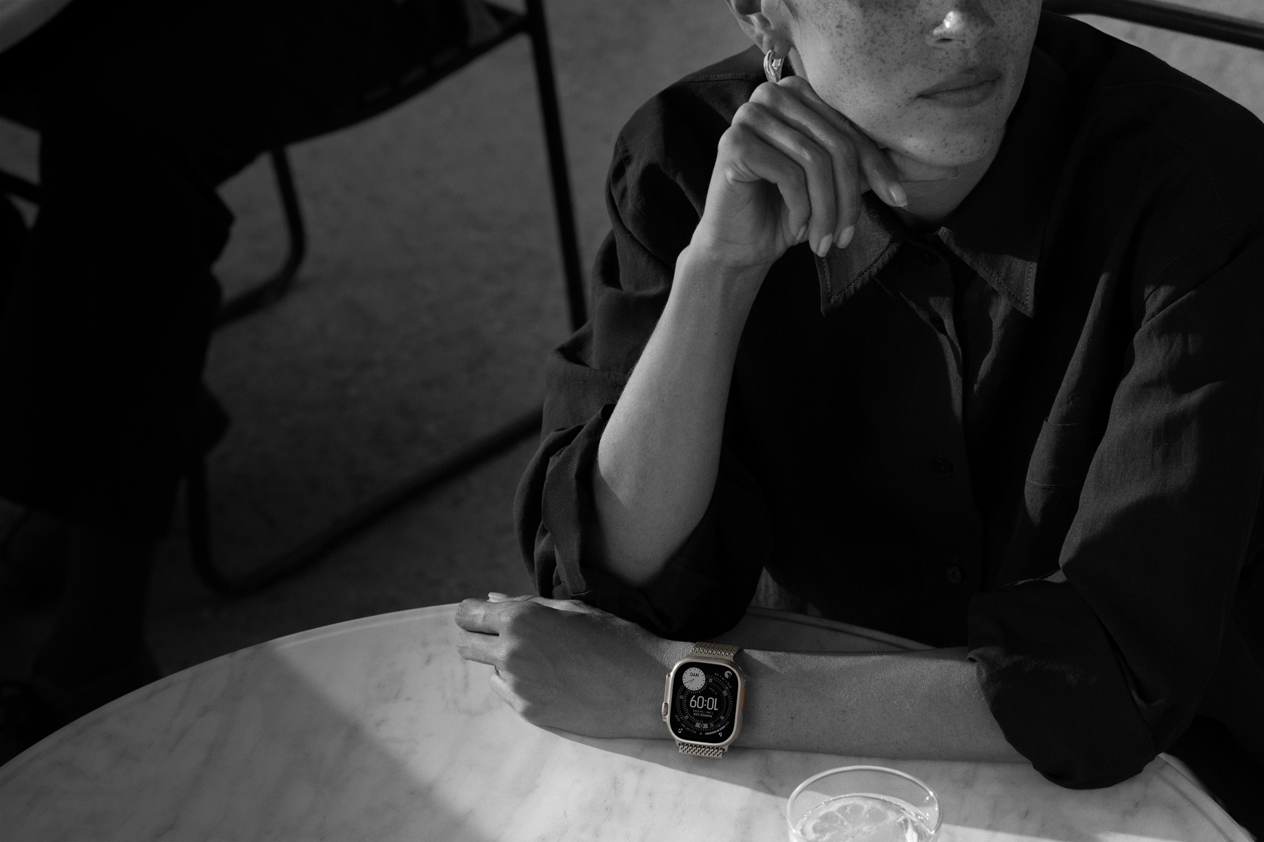 Seseorang mengenakan Apple Watch Ultra 3 ketika akan keluar untuk makan malam