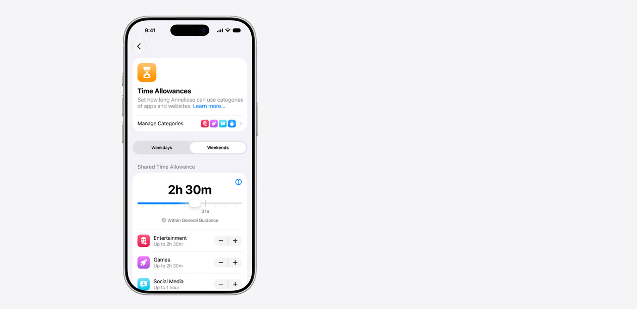 허용 시간 인터페이스가 표시된 iPhone의 모습. 2시간 30분으로 설정된 공유 허용 시간과 엔터테인먼트, 게임, 소셜 미디어 등 앱 카테고리별 권장 허용 시간을 보여줍니다.