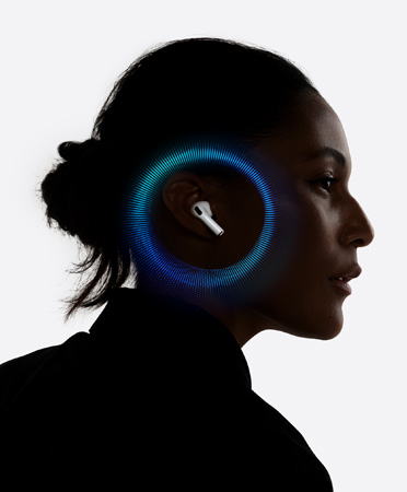 Sisi kanan profil seseorang yang mengenakan AirPods Pro 3 putih