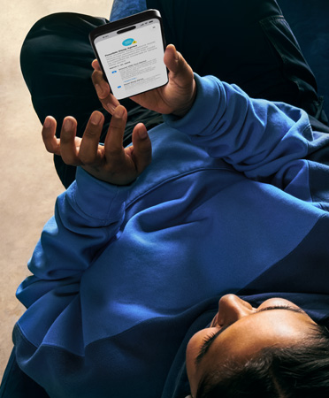 Seseorang memeriksa detail pemberitahuan kemungkinan apnea tidur di iPhone