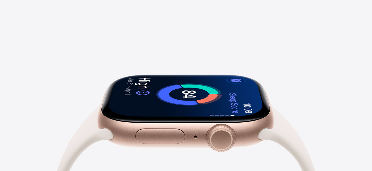Apple Watch Series 11, цвят розово златно, алуминиев корпус, резултати от съня, екстериор от дясната страна, Digital Crown, микрофон, страничен бутон, каишка Sport Band в астро бяло