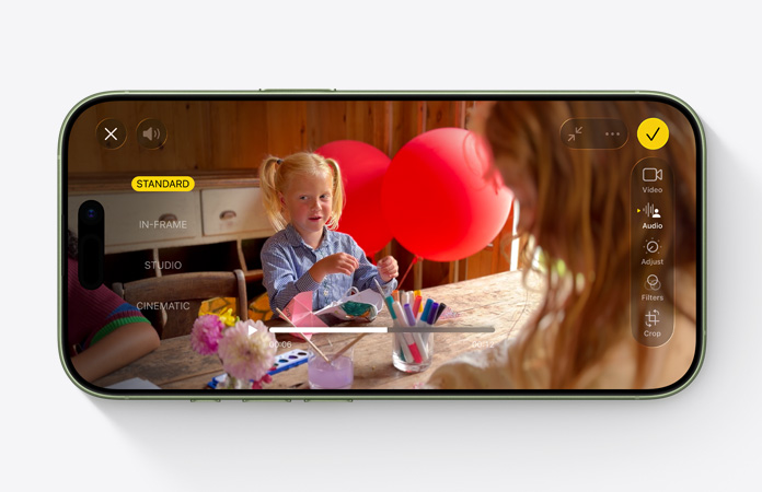 iPhone 17, εξωτερική μπροστινή όψη, βίντεο με χρήση της λειτουργίας Μίξη Ήχου που δείχνει ένα παιδί να παίζει σε ένα τραπέζι με μπαλόνια