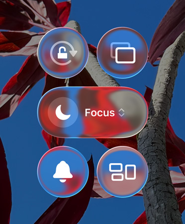 Πολύχρωμη αρχική οθόνη iPhone με διαφανή apps και widgets Liquid Glass