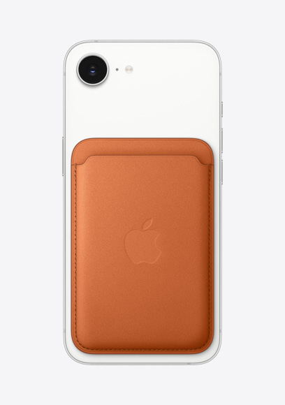 Hvid iPhone 17e vist bagfra med FineWoven-kortholder med MagSafe i ræverød og Fusion-kamera øverst