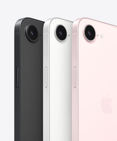 iPhone 17e i sort vist fra siden og bagfra, iPhone 17e i hvid vist fra siden og bagfra og iPhone 17e i sart rosa vist fra siden og bagfra med Fusion-kamera øverst og sideknap