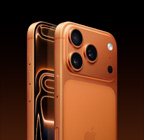 „iPhone 17 Pro“, kosminės oranžinės spalvos, galinė pusė iš kampo, „Pro Fusion“ kameros sistema viršutinėje dalyje, kameros valdiklio mygtukas, priekinė pusė su viso ekrano dizainu, veiksmo ir garsumo mygtukai