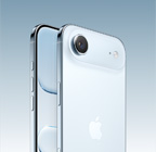 „iPhone Air“, dangaus žydros spalvos, galinė pusė iš kampo, „Fusion“ kameros sistema viršutinėje dalyje, kameros valdiklio mygtukas, priekinė pusė su viso ekrano dizainu, veiksmo ir garsumo mygtukai
