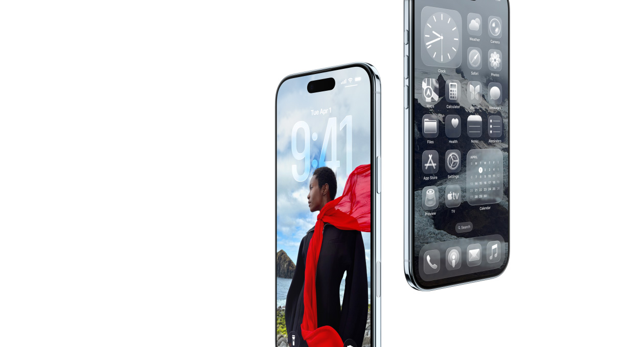 Du besisukantys „iPhone Air“ įrenginiai, priekinė pusė, šoninė pusė, plonas profilis, dinaminis užrakto ekranas, pagrindinis ekranas su programomis „Liquid Glass“