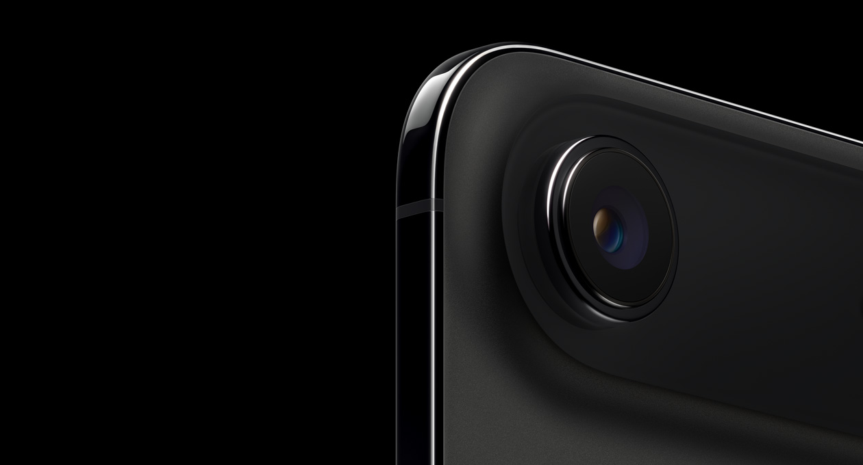 „iPhone Air“ kameros programa, funkcija „Dėmesio centre“, naudojama su trijų žmonių asmenukėmis