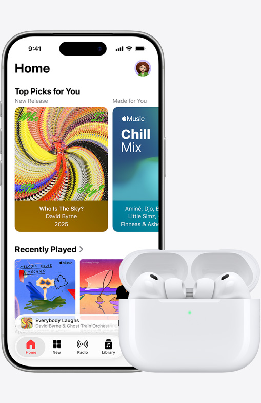 „iPhone 17 Pro“, priekinė išorinė dalis, programa „Apple Music“ atidarytame pagrindiniame ekrane, telefonas yra šalia „AirPods Pro 3“ atidarytame „MagSafe“ įkrovimo dėkle