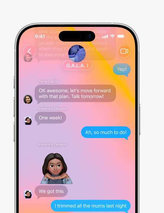 „iPhone“ ekranas, kuriame matosi „Liquid Glass“ dizaino programa „Messages“