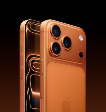 iPhone 17 Pro en finition orange cosmique révélant une partie de l’écran, avec le bouton Action, les boutons de réglage du volume et le bouton latéral visibles sur le bord. La face arrière montre le système caméra Pro Fusion dans le coin supérieur gauche.