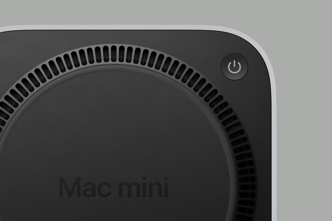 Mac mini must alumine külg, nähtaval toitenupp ja ringikujuline puhurilaadne ventilatsioonidisain