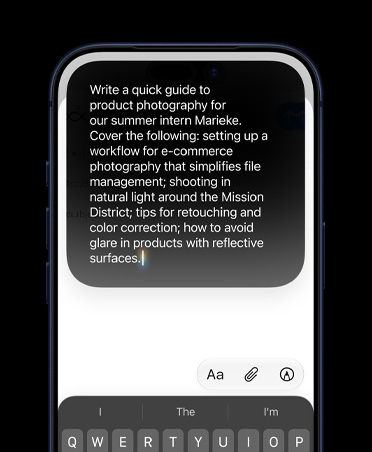 Écran d’iPhone affichant une requête détaillée tapée dans Écrire avec Siri pour créer un brouillon