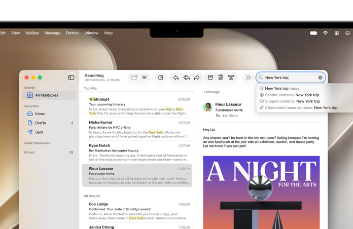 Die Mail App ist auf einem MacBook Bildschirm geöffnet, E-Mails zu einer Reise nach New York sind aufgelistet, die Wörter „New York“ und „Reise“ sind gelb hervorgehoben, wo sie in jeder E-Mail vorkommen
