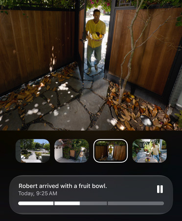 Captures d’écran d’une caméra vidéo HomeKit montrant une personne entrant dans une cour sécurisée, description générée par IA indiquant Robert est arrivé avec une corbeille de fruits, Aujourd’hui, 09:25