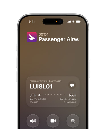 Ein iPhone 17 Pro in Silber zeigt das Feature Siri AI im Anrufkontext. Das Display zeigt bei einem Anruf die Bestätigungsdetails der Fluggesellschaft.