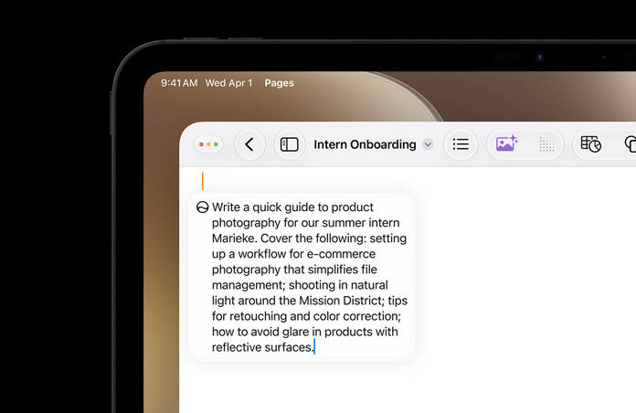 Obere linke Ecke eines iPad, das Display zeigt ein geöffnetes Pages Dokument mit der Aufforderung «Mit Siri schreiben», um einen Textentwurf zu erstellen