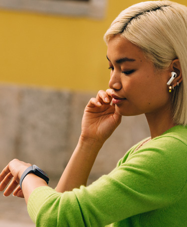 Una donna che guarda il suo Apple Watch