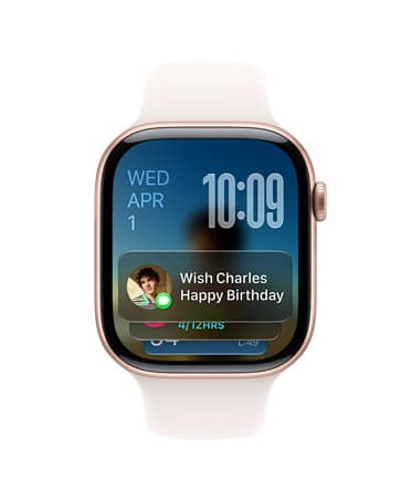 Apple Watch Series 11, color oro rosa con cinturino rosa fard, quadrante con data in alto a sinistra, orario in alto a destra e widget Messaggi in basso